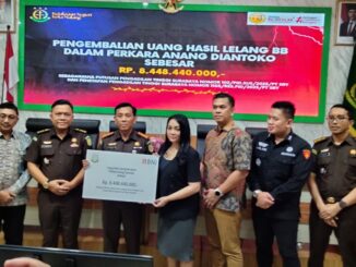 Kejaksaan Negeri Kota Malang menyerahkan hasil lelang sebesar Rp 8,4 miliar kepada korban Evotrade, Selasa (3/6/2025).