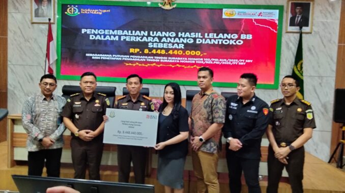 WhatsApp Image 2025-06-04 at 13.31.26 Kejaksaan Negeri Kota Malang menyerahkan hasil lelang sebesar Rp 8,4 miliar kepada korban Evotrade, Selasa (3/6/2025).