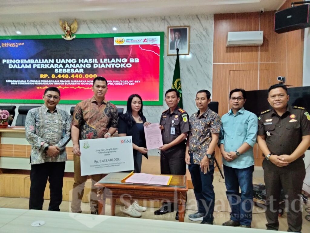 Kajari Kota Malang, Tri Joko, SH, MH menyerahkan dana hasil lelang sebesar Rp 8, 4 miliar kepada korban Evotrade