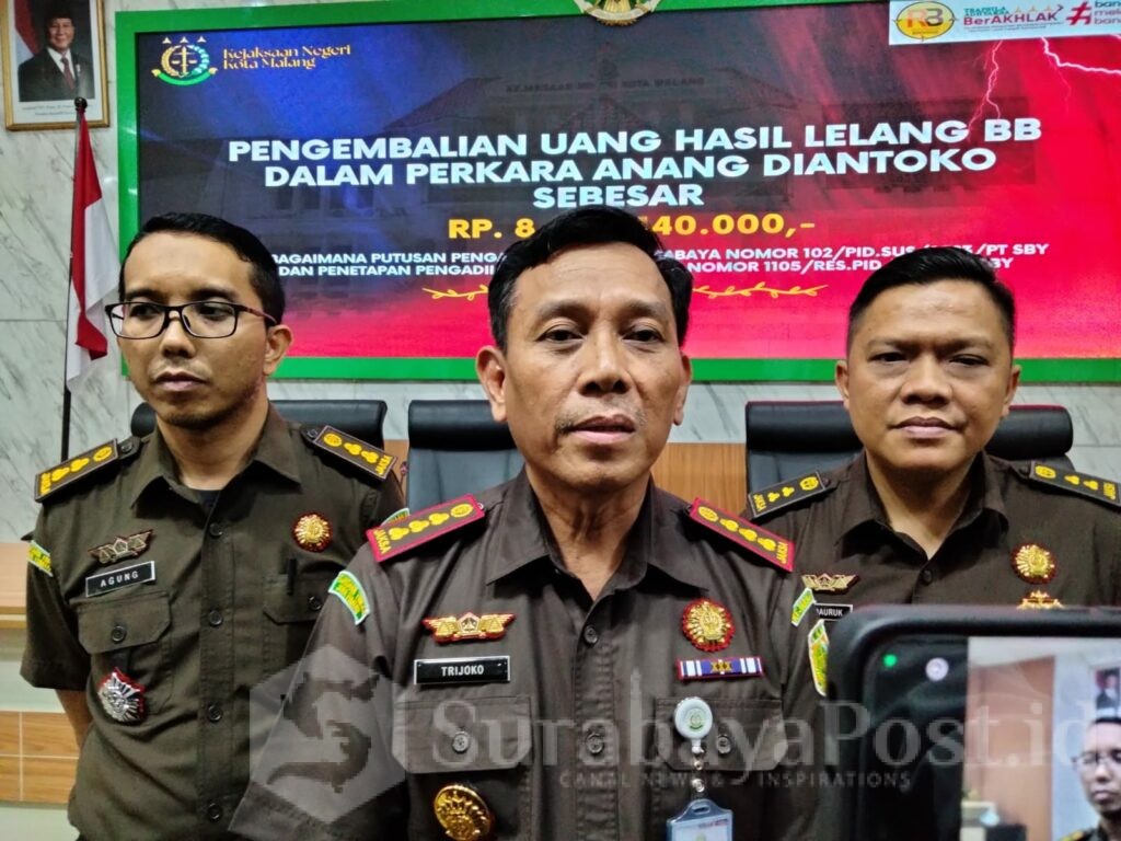 Kajari Tri Joko memberikan keterangan kepada wartawan