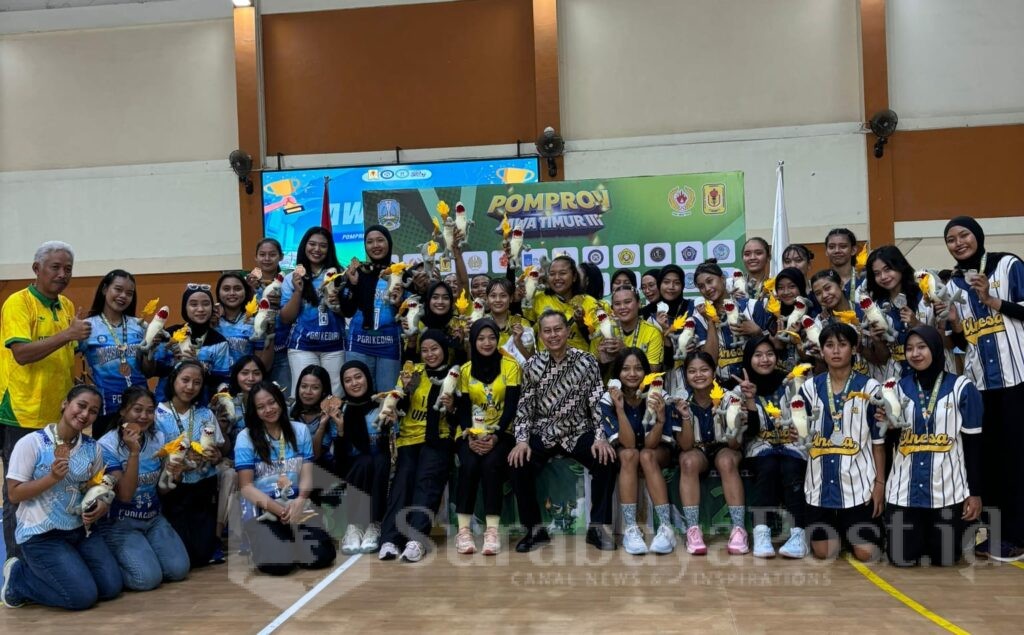 Tim Voli Putri UIBU pose bersama usai meraih emas di Pomprov III Jatim