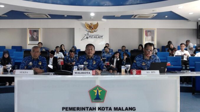 WhatsApp Image 2025-06-04 at 20.55.57 Wali Kota Malang, Wahyu Hidayat saat menghadiri rilis Statistik (RBS) yang dilaksanakan secara hibrida dari Ruang Ngalam Command Center (NCC) Balai Kota Malang, Senin 3 Juni 2025. (Sumber Prokompim).