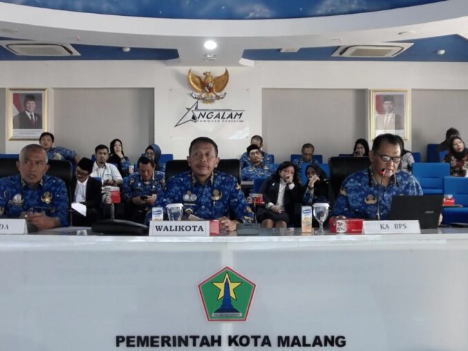 Wali Kota Malang, Wahyu Hidayat saat menghadiri rilis Statistik (RBS) yang dilaksanakan secara hibrida dari Ruang Ngalam Command Center (NCC) Balai Kota Malang, Senin 3 Juni 2025. (Sumber Prokompim).