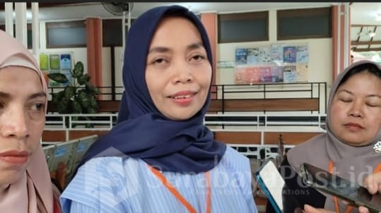 Ketua DPW SBMI Jatim Endang Yulianingsih memberikan keterangan kepada wartawan usai menyaksikan jalannya persidangan