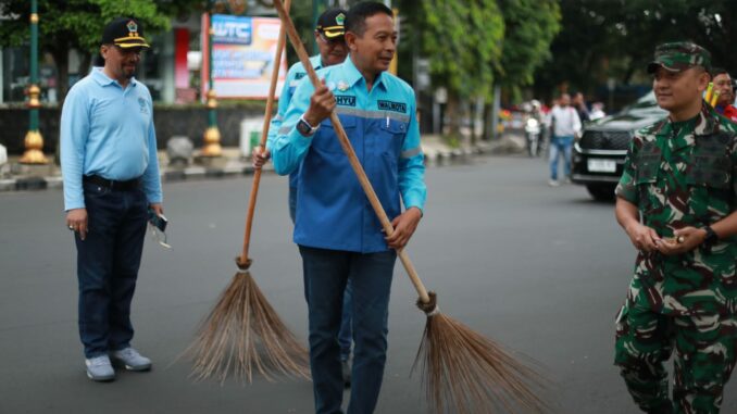 WhatsApp Image 2025-06-05 at 20.00.01 (1) Wali Kota Malang, Dr. Ir. Wahyu Hidayat, M.M., turut turun tangan membersihkan trotoar. Nampak ia memegang sikat dan mulai menggosok trotoar yang sebelumnya terlihat kusam dan berdebu. (Sumber Prokompim).