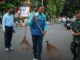 Wali Kota Malang, Dr. Ir. Wahyu Hidayat, M.M., turut turun tangan membersihkan trotoar. Nampak ia memegang sikat dan mulai menggosok trotoar yang sebelumnya terlihat kusam dan berdebu. (Sumber Prokompim).