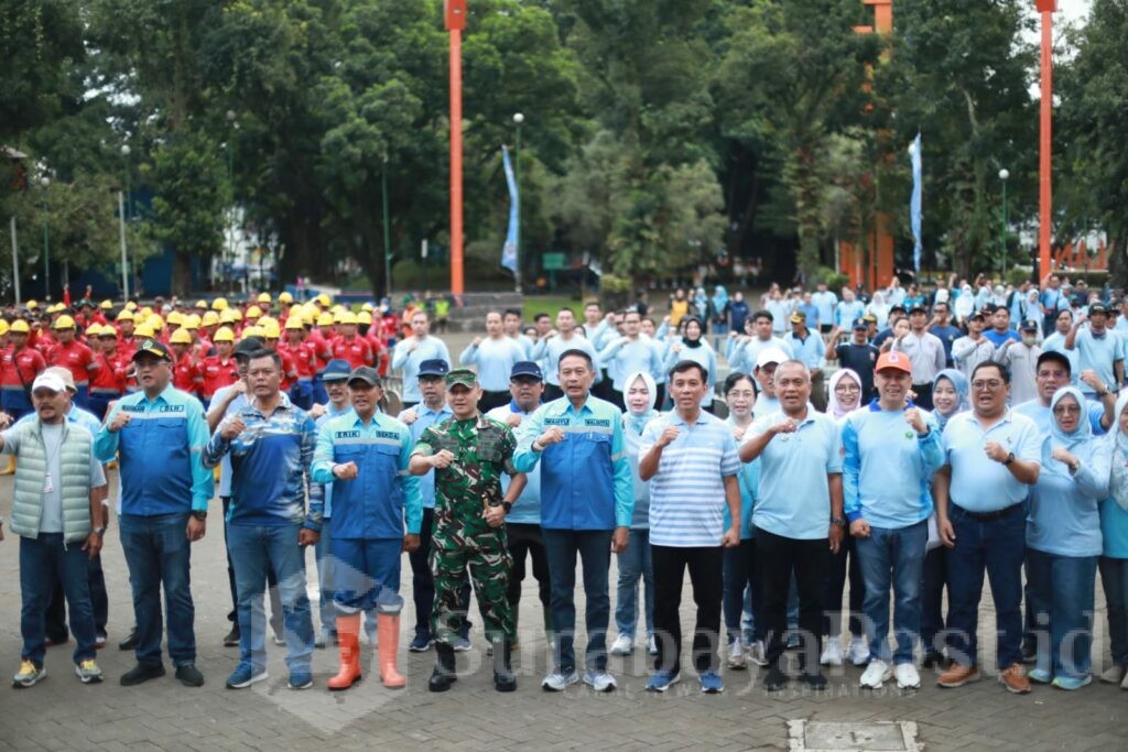 Wali Kota Malang, Dr. Ir. Wahyu Hidayat, M.M., turut turun tangan membersihkan trotoar. Nampak ia memegang sikat dan mulai menggosok trotoar yang sebelumnya terlihat kusam dan berdebu. (Sumber Prokompim).
