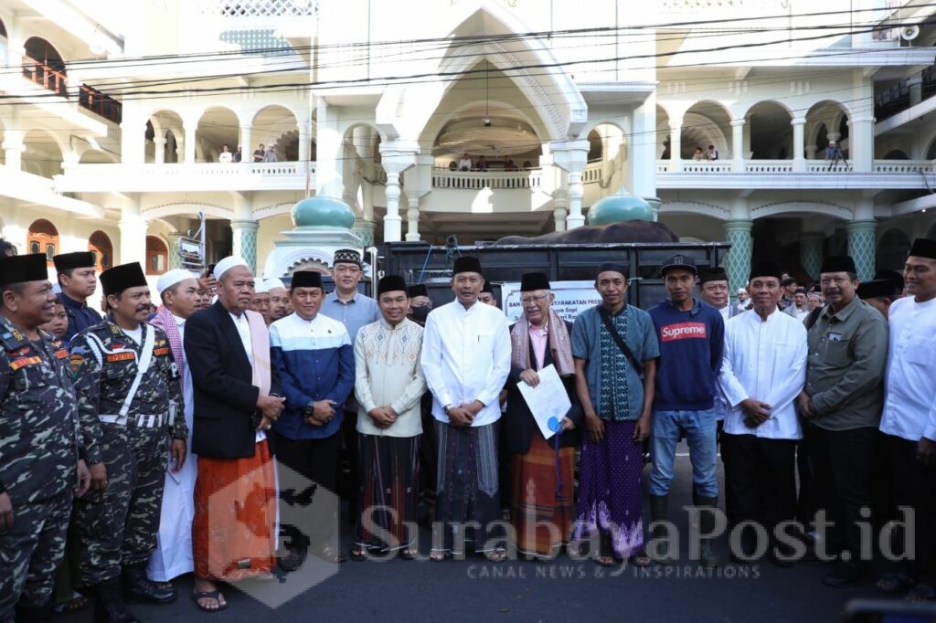 Walikota Wahyu Hidayat dan Wakil WALIKOTA Ali Muthohirin pose bersama pengurus Yayasan Masjid Jami' usai sholat idul Adha
