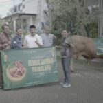 Bersama Primaland, Legislator Rendra Masdrajad Safaat menyerahkan 21 hewan kurban untuk masyarakat Kota Malang. (istimewa).