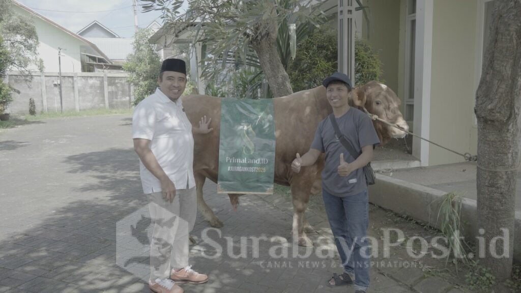 H. Rendra Masdrajad Safaat (kiri), anggota Komisi C DPRD Kota Malang dari Fraksi PKS menyerahkan salah satu dari 21 hewan kurban kepada masyarakat. (istimewa).