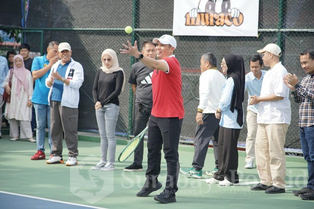 Turnamen resmi dibuka oleh Kadispora Jatim, M. Hadi Wawan Guntoro ditandai dengan pemukulan bola