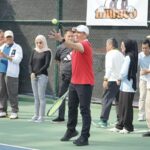 Turnamen resmi dibuka oleh Kadispora Jatim, M. Hadi Wawan Guntoro ditandai dengan pemukulan bola