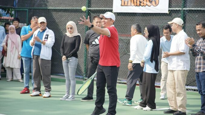WhatsApp Image 2025-06-08 at 14.56.59 Turnamen resmi dibuka oleh Kadispora Jatim, M. Hadi Wawan Guntoro ditandai dengan pemukulan bola