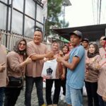 Ketua Panitia Kurban, Danny Agung Prasetyo menyerahkan paket daging kurban ke salah satu penerima, Minggu (8/6/2025).