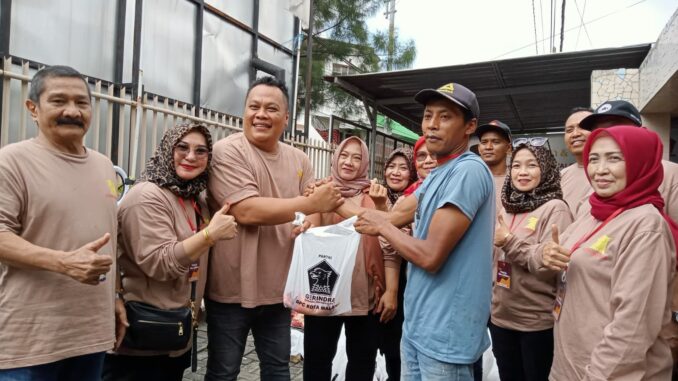 WhatsApp Image 2025-06-08 at 15.31.35 Ketua Panitia Kurban, Danny Agung Prasetyo menyerahkan paket daging kurban ke salah satu penerima, Minggu (8/6/2025).