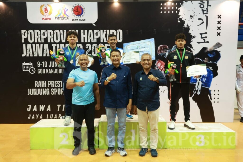 Walikota Wahyu Hidayat didampingi Sekda Erik Setyo Santoso dan Kadispora Kota Malang pose bersama peraih medali emas Kontingen Kota Malang