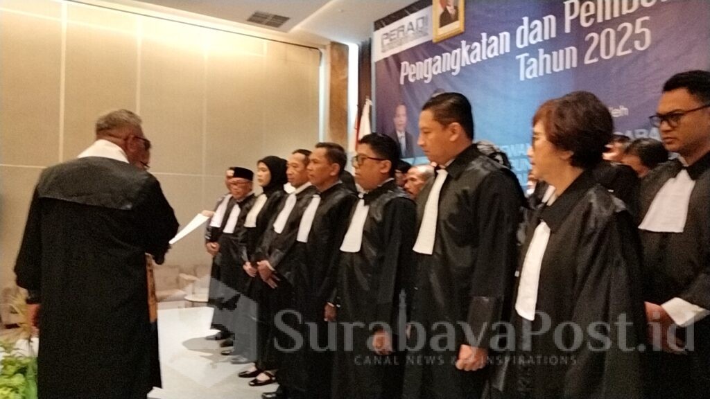 Pelantikan yang digelar di salah satu Hotel di ini dipimpin oleh Ketua DPN Peradi, Dr. Luhut M.P. Pangaribuan, S.H., LL.M