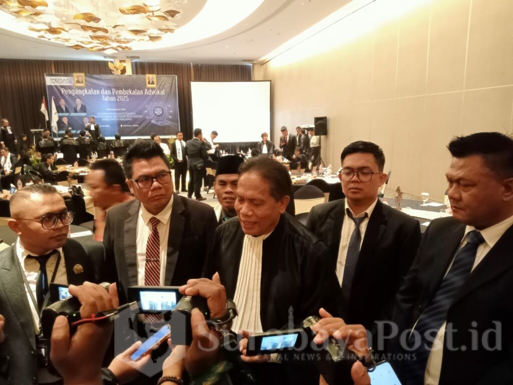 Ketua DPN Peradi, Dr. Luhut M.P. Pangaribuan, S.H., LL.M memberikan keterangan kepada wartawan