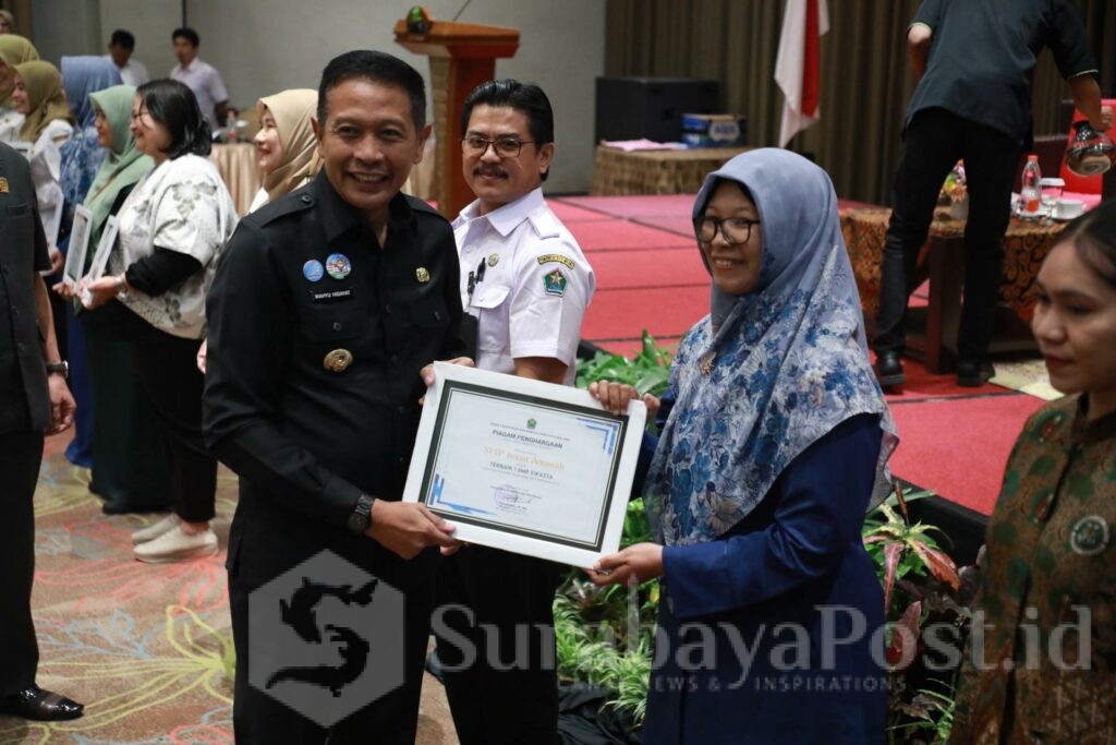 Walikota Wahyu Hidayat menyerahkan piagam penghargaan prestasi capaian rapor pendidikan. (Sumber Prokompim).