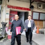 Ketua Pengurus Yayasan Panca Budhi, Hery Kurniawan didampingi kuasa hukumnya, Yusron Marzuki, SH, MH, saat melaporkan kasus dugaan penggelapan ke Polresta Malang Kota, Rabu (11/06/2025).