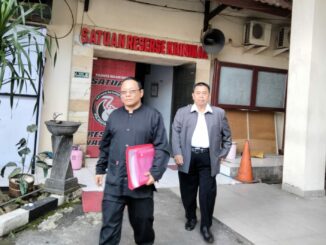 Ketua Pengurus Yayasan Panca Budhi, Hery Kurniawan didampingi kuasa hukumnya, Yusron Marzuki, SH, MH, saat melaporkan kasus dugaan penggelapan ke Polresta Malang Kota, Rabu (11/06/2025).