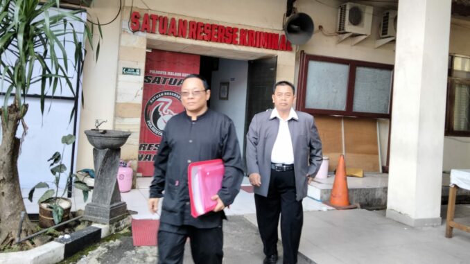 WhatsApp Image 2025-06-12 at 07.55.43 Ketua Pengurus Yayasan Panca Budhi, Hery Kurniawan didampingi kuasa hukumnya, Yusron Marzuki, SH, MH, saat melaporkan kasus dugaan penggelapan ke Polresta Malang Kota, Rabu (11/06/2025).