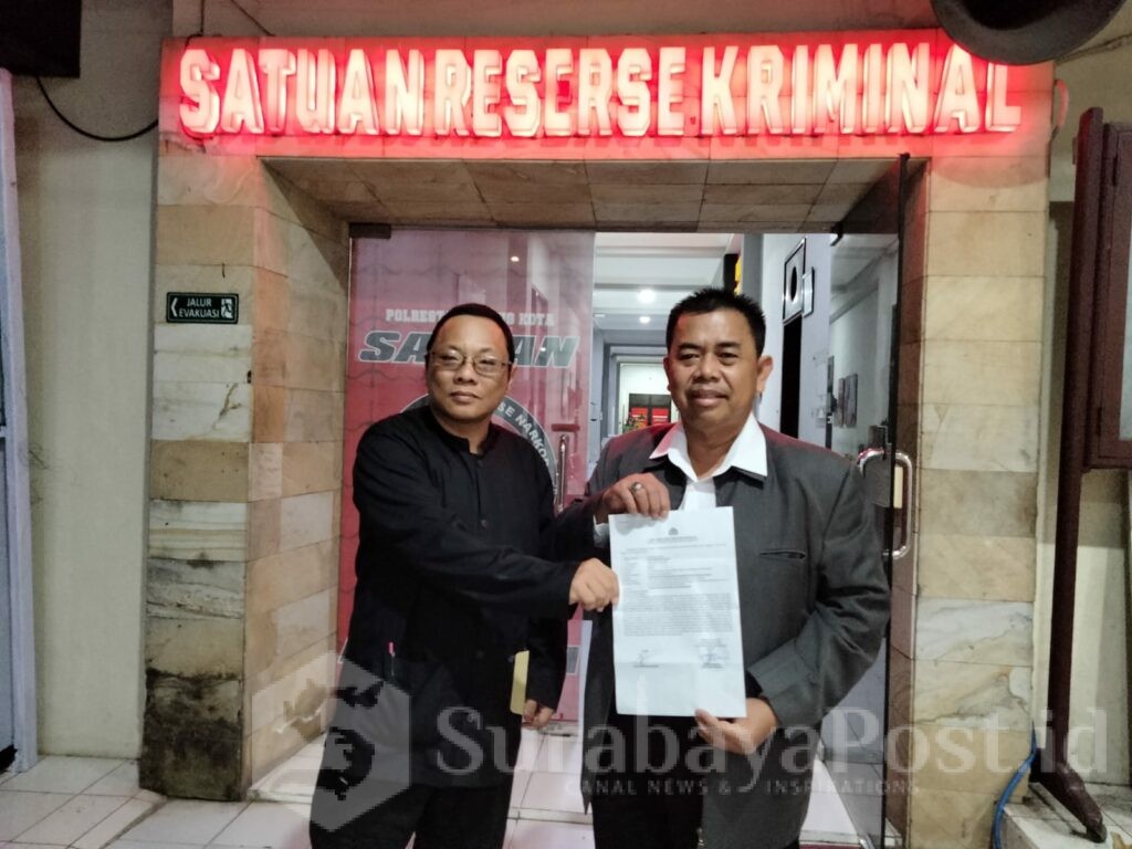 Yusron Marzuki dan Hery Kurniawan menunjukkan bukti laporan
