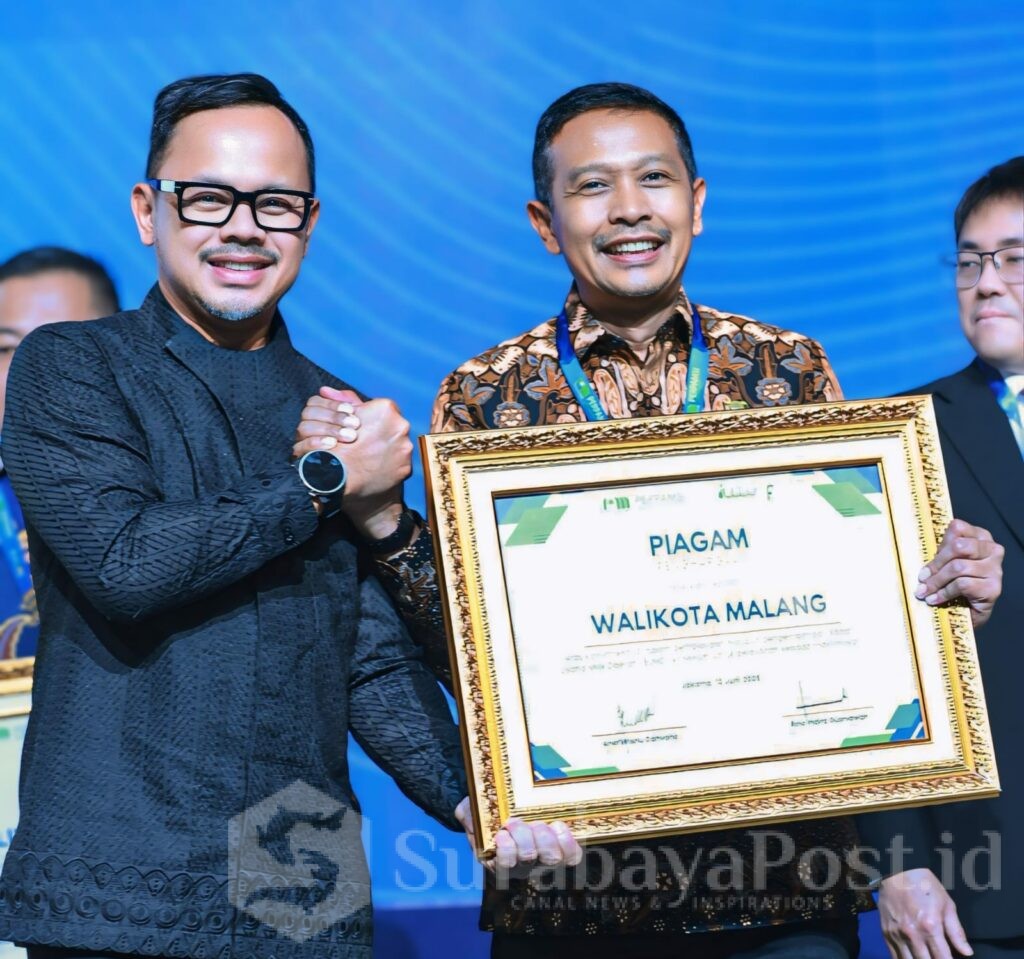 Penghargaan diserahkan oleh Wakil Menteri Dalam Negeri Dr Bima Arya Sugiarto, S.Ip, MA dan diterima Walikota Wahyu Hidayat didampingi Direktur Perumda Tugu Tirta Priyo Sudibyo. (Dok. Tugu Tirta).