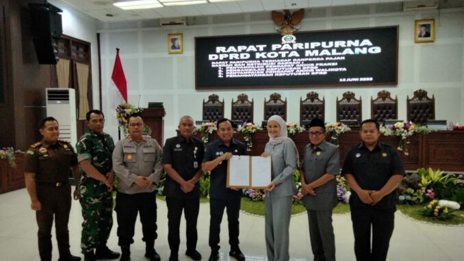 WhatsApp Image 2025-06-12 at 20.10.53 DPRD Kota Malang Tetapkan Ranperda Pajak Daerah dan Retribusi, Kamis (12/6/2025).