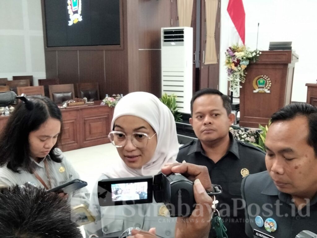 Ketua DPRD Kota Malang, Amithya Ratnanggani Sirraduhita saat memberikan keterangan kepada wartawan