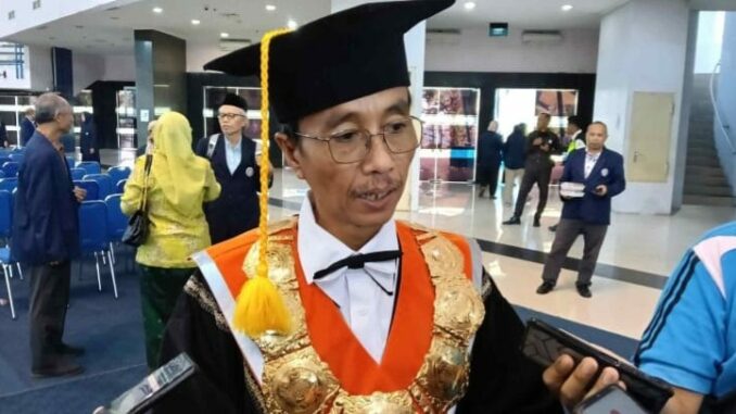 WhatsApp Image 2025-06-13 at 19.53.08 Direktur Polinema, Supriatna Adhisuwignjo, saat ditemui di sela pengukuhan guru besar, Kamis 12 Juni 2025. (Ft. Joko).