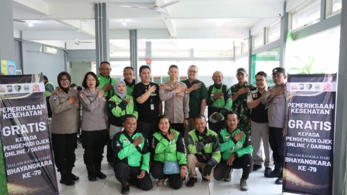 WhatsApp Image 2025-06-14 at 16.25.30 Sambut Hari Bhayangkara ke-79, Polresta Malang Kota Gelar Bakti Kesehatan Gratis ke Ratusan Driver Ojol. (ist).