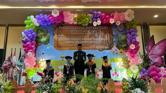 WhatsApp Image 2025-06-14 at 19.48.01 Ustadz Rokhmad, Anggota DPRD Kota Malang bersama siswa TK yang menguasai empat bahasa. (ist)