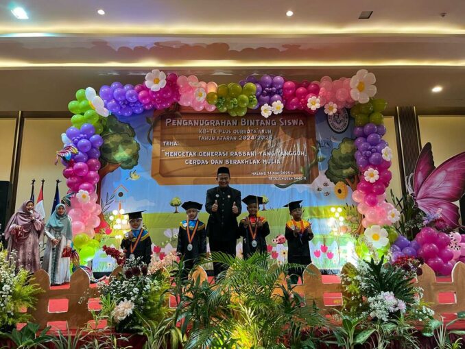 Ustadz Rokhmad, Anggota DPRD Kota Malang bersama siswa TK yang menguasai empat bahasa. (ist)