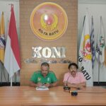 Sentot Ari Wahyudi bersama Sinal Abidin saat Konferensi Pers di Kantor KONI Kota Batu.(Gus)