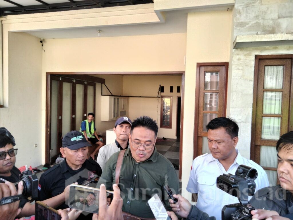 Sumardhan, SH, MH, advokat dari Law Firm Edan Law bersama tim memberikan keterangan kepada wartawan