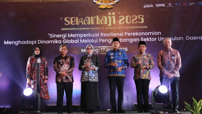 WhatsApp Image 2025-06-17 at 15.54.02 Walikota Wahyu Hidayat Terima Penghargaan TP2DD, Kota Malang Dinilai Paling Cepat Gunakan KKPD, Selasa 17 Juni 2025. (Sumber Prokompim).