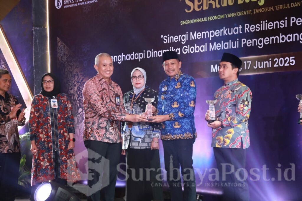 Penghargaan diserahkan langsung oleh Deputi Kepala Perwakilan BI Provinsi Jawa Timur, Ridzky Prihadi kepada Walikota Malang, Wahyu Hidayat pada acara Sekartaji 2025 yang diinisiasi oleh Bank Indonesia Perwakilan Malang. (Sumber Prokompim).