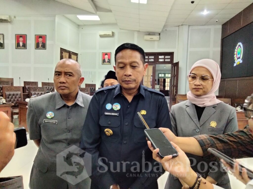Walikota Wahyu Hidayat memberikan keterangan usai paripurna