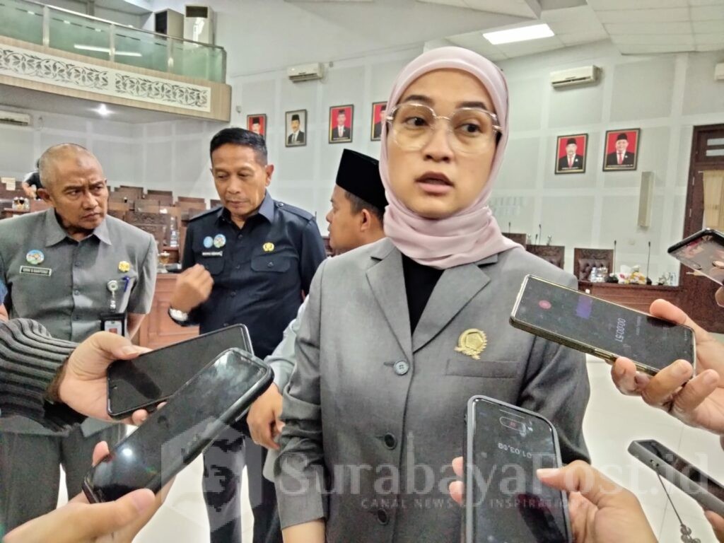 Ketua DPRD Kota Malang, Amithya Ratnanggani Sirraduhita saat memberikan keterangan kepada wartawan