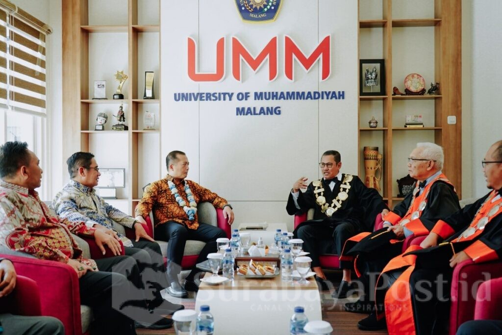 Gubernur NTB, Dr. H. Lalu Muhammad Iqbal, M.Si bersama Rektor UMM, Prof. Dr. Nazaruddin Malik, M.Si dan para guru besar UMM. (ist).