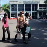 QAR (tengah), korban dugaan pelecehan yang dilakukan oleh AY, penuhi panggilan Polresta Malang Kota, Rabu (18/06/2025).