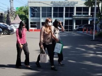 QAR (tengah), korban dugaan pelecehan yang dilakukan oleh AY, penuhi panggilan Polresta Malang Kota, Rabu (18/06/2025).
