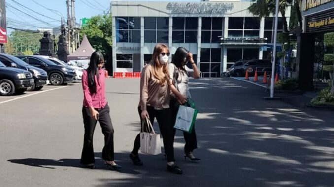 WhatsApp Image 2025-06-18 at 18.41.30 QAR (tengah), korban dugaan pelecehan yang dilakukan oleh AY, penuhi panggilan Polresta Malang Kota, Rabu (18/06/2025).