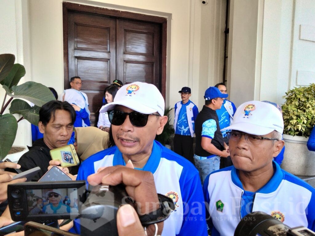 Walikota Wahyu Hidayat memberikan keterangan kepada wartawan
