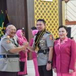 Kombes Pol Budi Hermanto, S.I.K, M.Si didampingi istri Ny Enic Budi Hermanto saat menerima penghargaan sebagai juara dalam Yudisium Sespimti Digkreg 34 TA 2025. (ist).