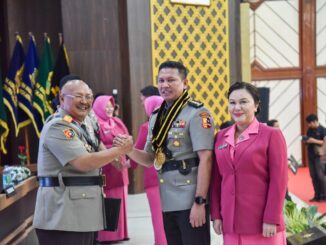 Kombes Pol Budi Hermanto, S.I.K, M.Si didampingi istri Ny Enic Budi Hermanto saat menerima penghargaan sebagai juara dalam Yudisium Sespimti Digkreg 34 TA 2025. (ist).