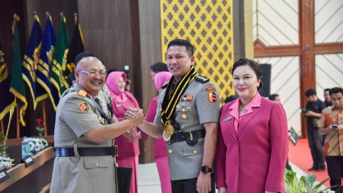 WhatsApp Image 2025-06-19 at 23.08.01 Kombes Pol Budi Hermanto, S.I.K, M.Si didampingi istri Ny Enic Budi Hermanto saat menerima penghargaan sebagai juara dalam Yudisium Sespimti Digkreg 34 TA 2025. (ist).