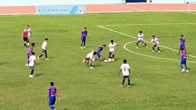 WhatsApp Image 2025-06-19 at 23.30.44 Laga perdana, Tim sepak bola Kota Malang saat menghadapi Kabupaten Jember di ajang Porprov IX Jatim 2025, Kamis (19/6/2025).