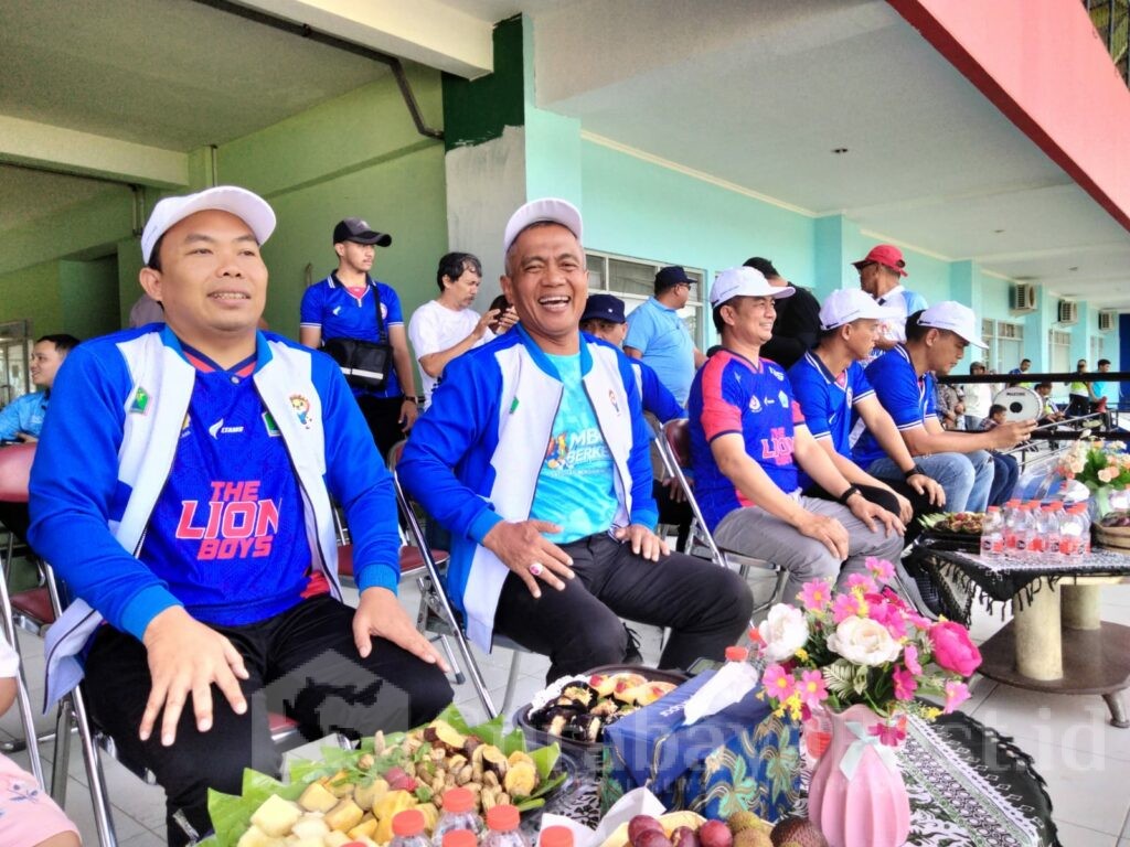 Wakil Wali Kota Malang, Ali Muthohirin dan Kepala Disporapar, Baihaqi menyaksikan jalannya pertandingan di stadion Gajayana